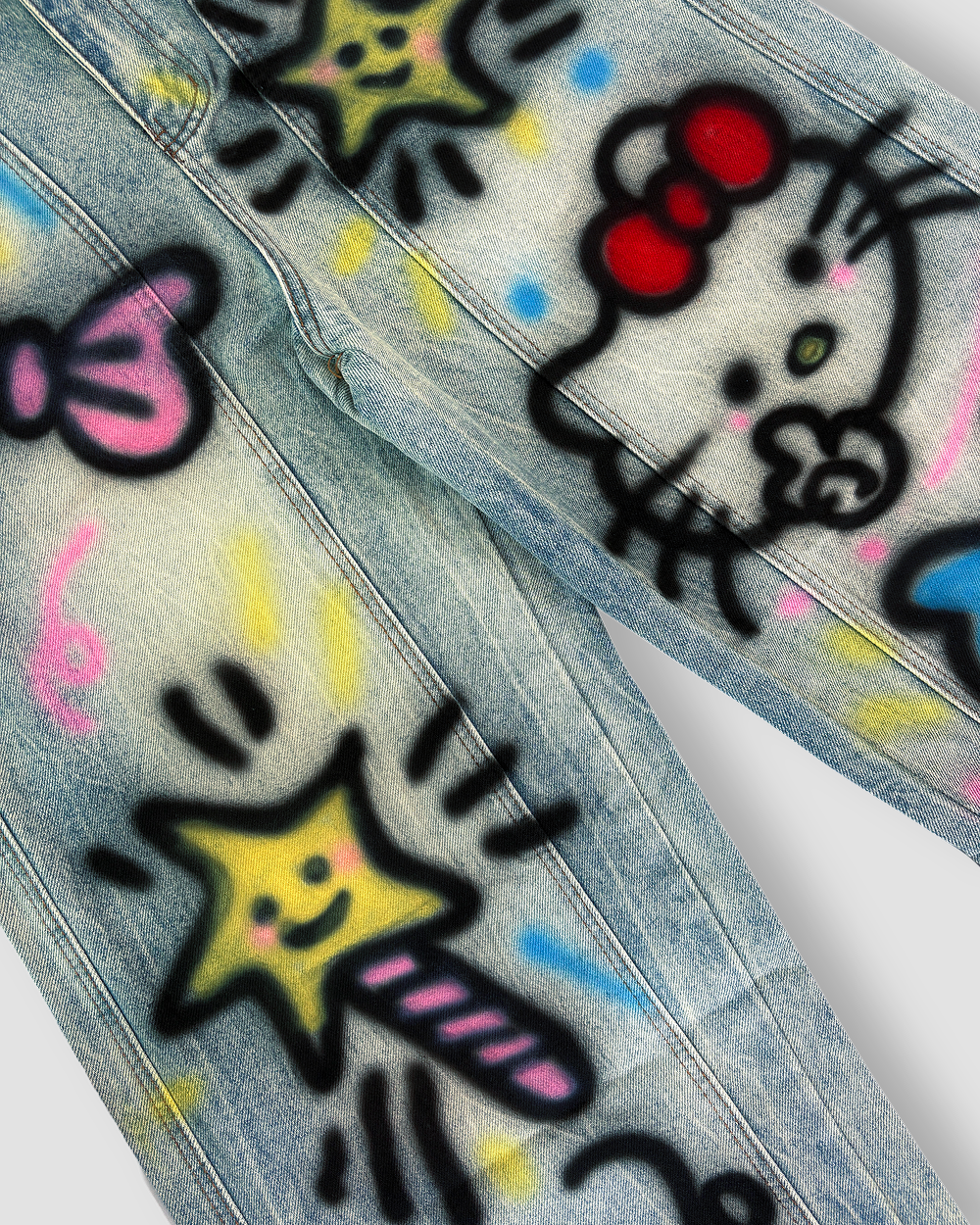 Denim Jeans ‘Hello Kitty Punk Graffiti’ Loose Fit - Light Wash